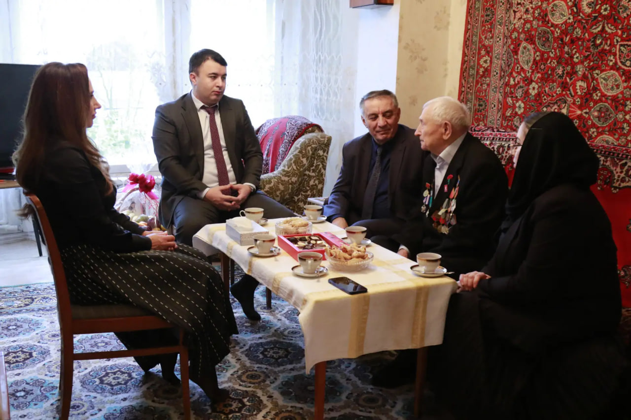 В День Героев Отечества заместитель Председателя Правительства Республики Дагестан Абдурахман Махмудов навестил и поздравил участника Великой Отечественной войны Юрия Антоновича Петрухина